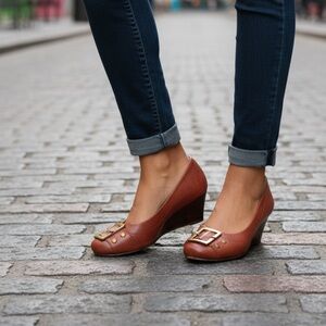 Andrew Geller NWOT Size 7 Reddish Brown with antiques Gold Buckle WEDGE Heel 2.5